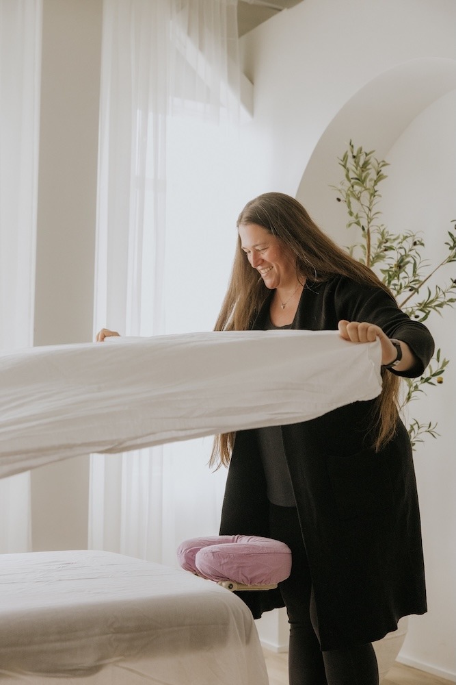Alyssa Gregory providing therapeutic massage to a patient’s upper back at Triada Health Ottawa