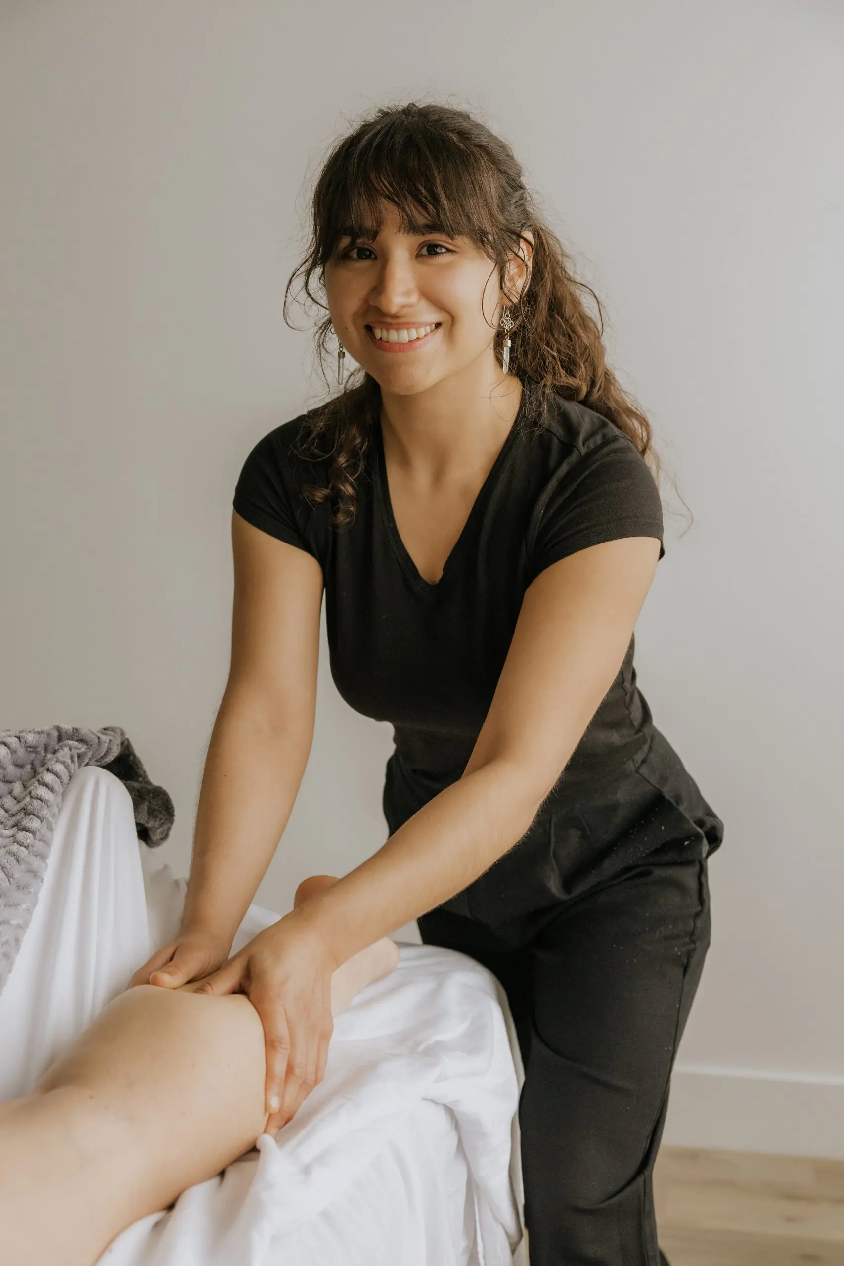Charlie dixon sanchez massage therapist at triada health ottawa during massage treatment