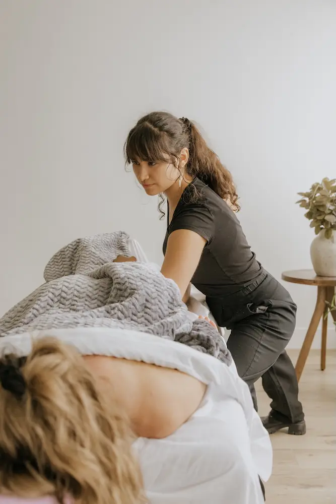 Charlie dixon sanchez massage therapist at triada health ottawa during massage treatment of legs