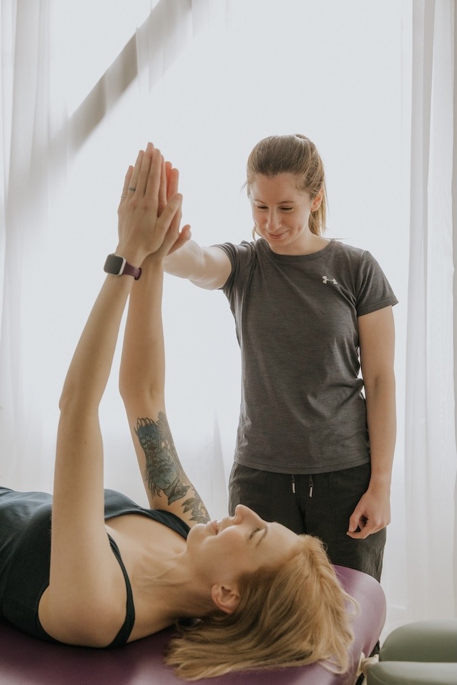 Veronica Rogovsky physiotherapist at Triada Health Ottawa treating a patient
