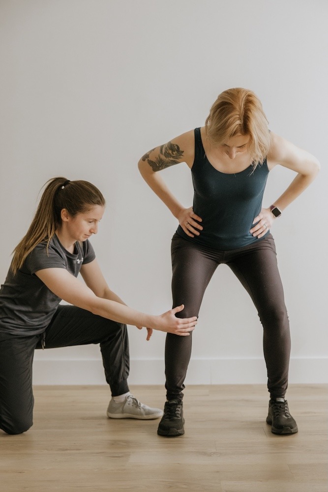 Veronica Rogovsky physiotherapist at Triada Health Ottawa evaluating a patients muscle strength with NKT